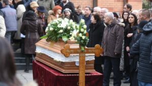 OPROŠTAJ OD SRPSKOG VELIKANA: Rajko Petrov Nogo sahranjen na Novom groblju (FOTO/VIDEO)