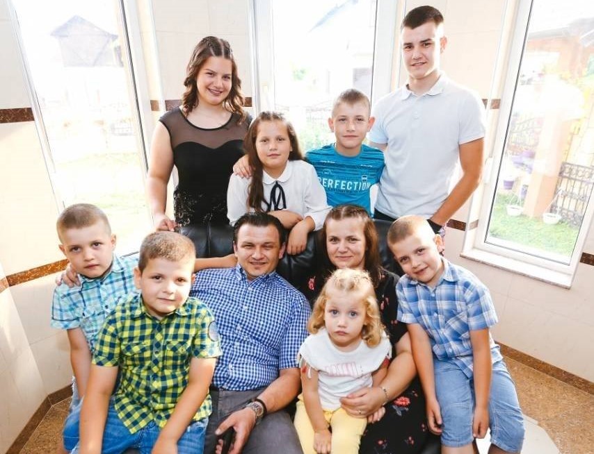 ДВОРИШТЕ ПУНО ДЈЕЦЕ И ШТЕНАДИ: Дупла радост у вишечланој породици Савковић из Дервенте