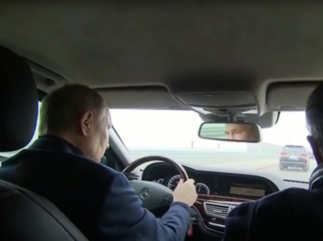 PUTIN ZA VOLANOM: Ruski predsjednik se lično uvjerio u kvalitet obnovljenog mosta na Krimu (VIDEO)