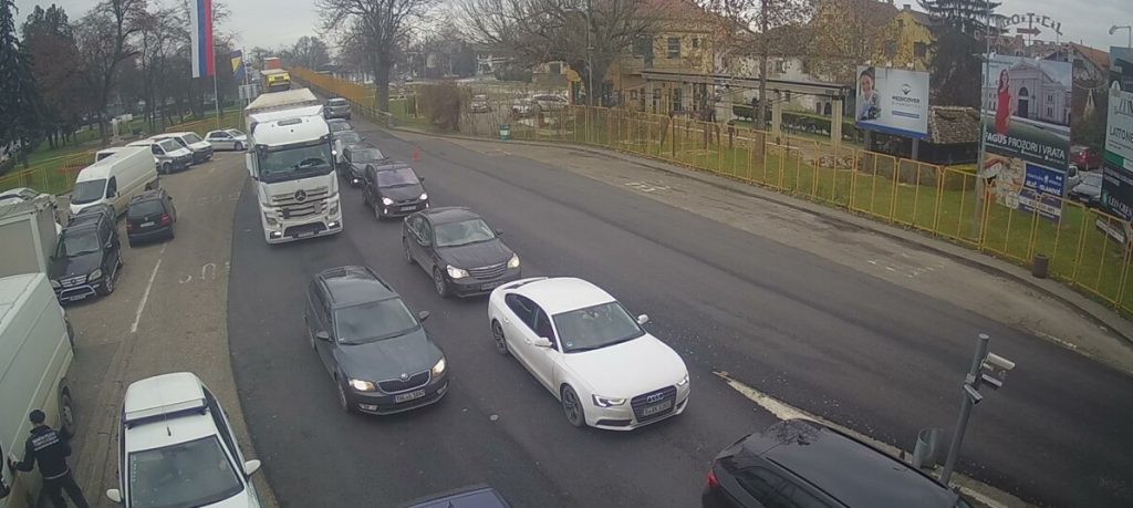 VOZAČI, BUDITE STRPLJIVI: Gužva u Gradišci, Brodu, Velikoj Kladuši i Orašju