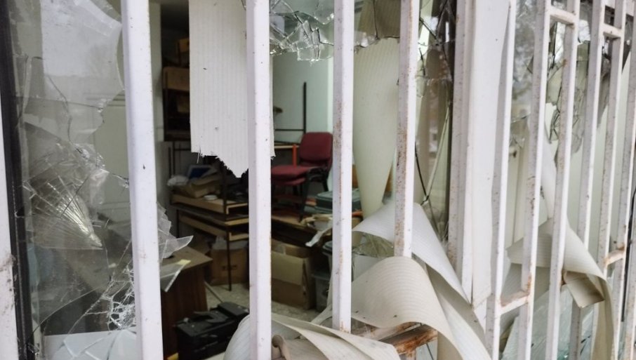 KUTRIJEVA POLICIJA NAPRAVILA HAOS: Razvaljene i polupane prostorije OIK-a u Kosovskoj Mitrovici (FOTO)