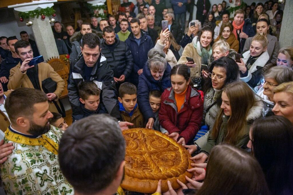„КАДА ЗАТВОРИМО ВРАТА ЈЕДНИ ДРУГИМА, ЗАТВОРИЛИ СМО ВРАТА БОГУ“Мостарски Срби Божић дочекали на поноћним литургијама