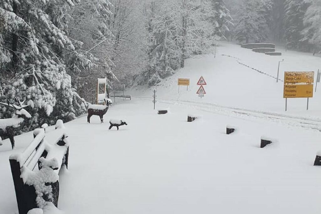ZIMSKA ČAROLIJA STIGLA: Manjača i Kozara osvanule pod snijegom (FOTO)