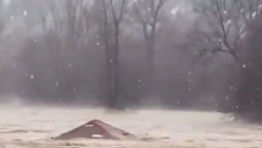 PODIVLJALA RIJEKA NOSI KUĆU: Prizor sa toka Ibra koji ledi srca (VIDEO)