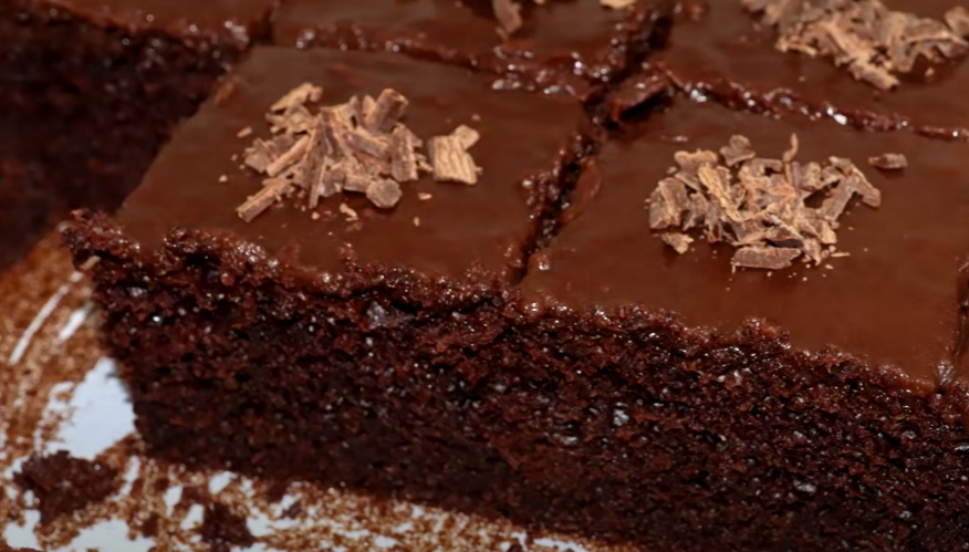 ГОТОВ ЗА ПАР МИНУТА: Брзи чоколадни колач од само четири састојка