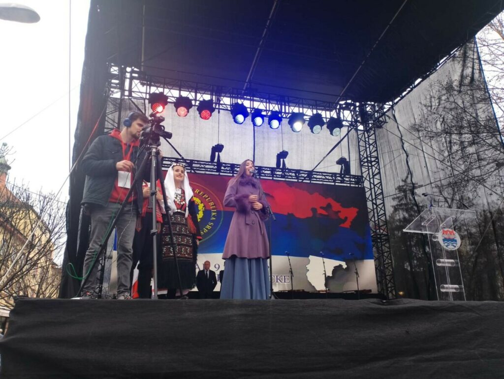 ДАНИЦА ЦРНОГОРЧЕВИЋ СРЦЕМ УЗ СРПСКИ РОД: Пјесмом „Христос се роди“ честитала Божић и Дан Републике Српске (ФОТО/ВИДЕО)
