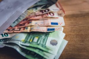 PRIJETI IM 10 GODINA ROBIJE: Slovenci plaćali benzin lažnim evrima