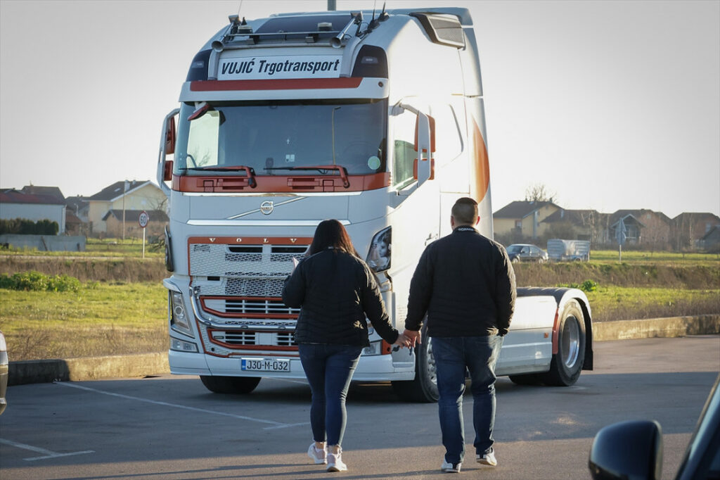 BRAČNOM PARU IZ GRADIŠKE KAMION DRUGA KUĆA: Pređu 350.000 km za godinu i po (VIDEO)