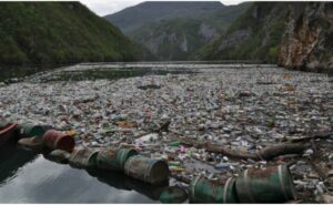 LJUDSKI NEMAR I SRAMOTA: Tone smeća i otpada plutaju Drinom kod Višegrada