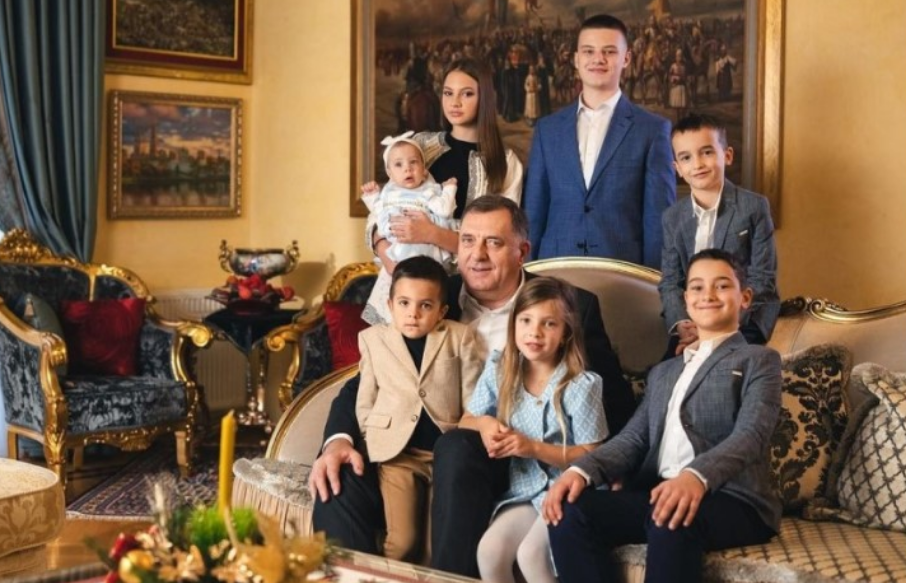 DODIK OKRUŽEN UNUČIĆIMA: Predsjednik Srpske u najbližem krugu porodice na Badnje veče (FOTO)