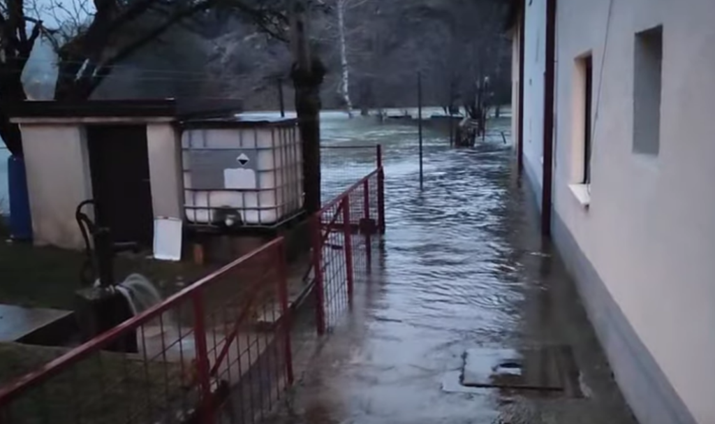 ВОДА УШЛА У КУЋЕ: Обилна киша изазвала поплаве у Гацком, прекинт саобраћај са Невесињем (ВИДЕО)