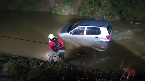 JEZIVA NESREĆA KOD PRIJEDORA: Automobilom sletio u rijeku, izvlačili ga vatrogasci (VIDEO)