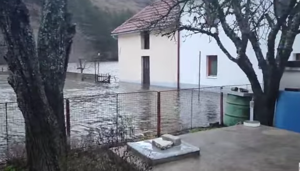 ALARMANTONO KOD GACKA: Mještani u strahu, voda i dalje prijeti da uđe u kuće (VIDEO)