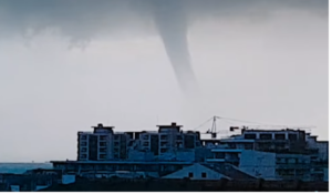 SNAŽNO NEVRIJEME U CRNOJ GORI: Tornado protutnjao Budvom (VIDEO)