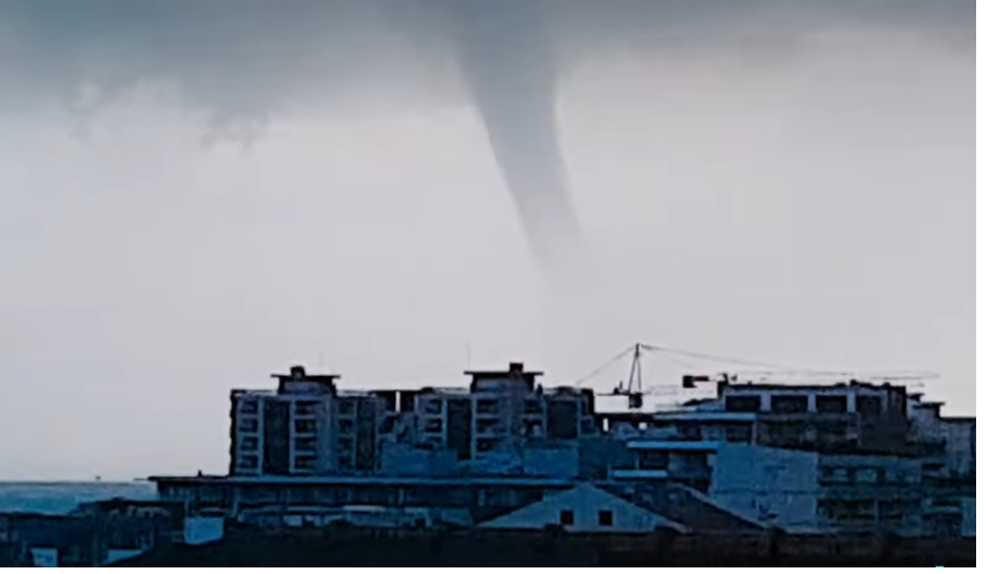 SNAŽNO NEVRIJEME U CRNOJ GORI: Tornado protutnjao Budvom (VIDEO)
