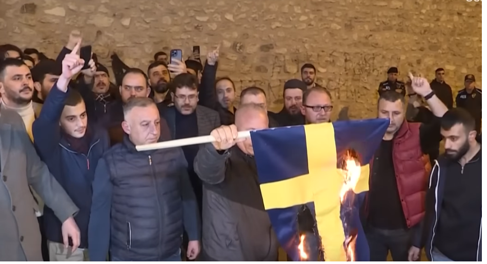 PROTESTI ISPRED AMBASADE: Turci spalili fotografiju Paludana koji je spalio Kuran, gorjela i švedska zastava (VIDEO)