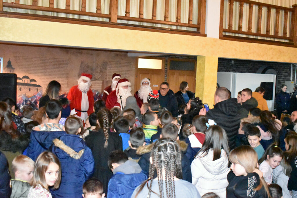 PODIJELJENO 270 PAKETIĆA: Djeca iz višečlanih porodica iz Sokoca dobila poklone
