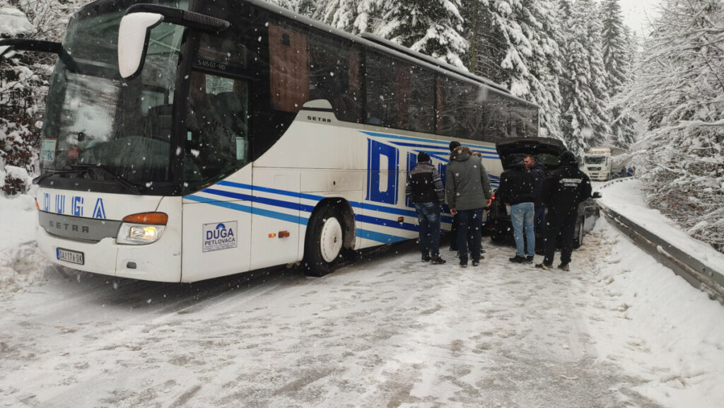 OBUSTAVA SAOBRAĆAJA NA PUTU SARAJEVO-ROGATICA: Sudarili se autobus i automobil