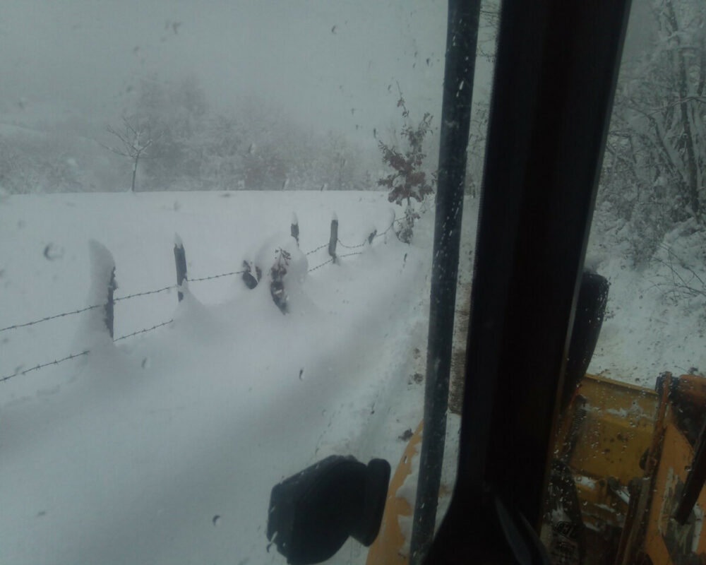 АЛАРМАНТНО У ФОЧИ: Зимске службе пробијају се до одсјечених села