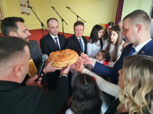 USKLIKNIMO S LJUBLJU: Širom Srpske đaci slave Svetog Savu