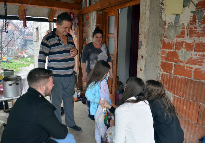 HUMANITARNA AKCIJA U ZVORNIKU: Srednjoškolci dijelili paketiće mališanima iz siromašnih porodica