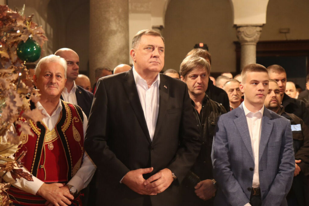 DODIK U HRAMU HRISTA SPASITELJA: Predsjednik Srpske na večernjoj liturgiji, vjernicima čestitao Badnje veče (FOTO)
