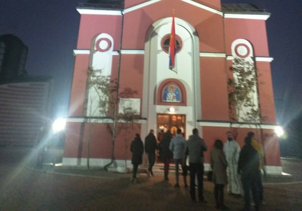 BADNJAK NALOŽEN U PORTI HRAMA: Proslava Badnje večeri i Istočnom Sarajevu