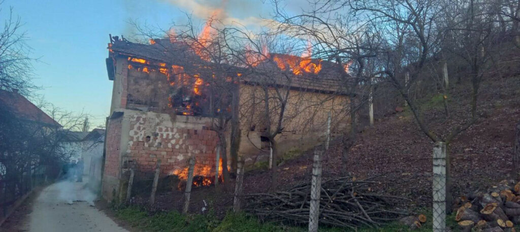 ŠTALA IZGORJELA DO TEMELJA: Požar na poljoprivrednom imanju u Ranilugu
