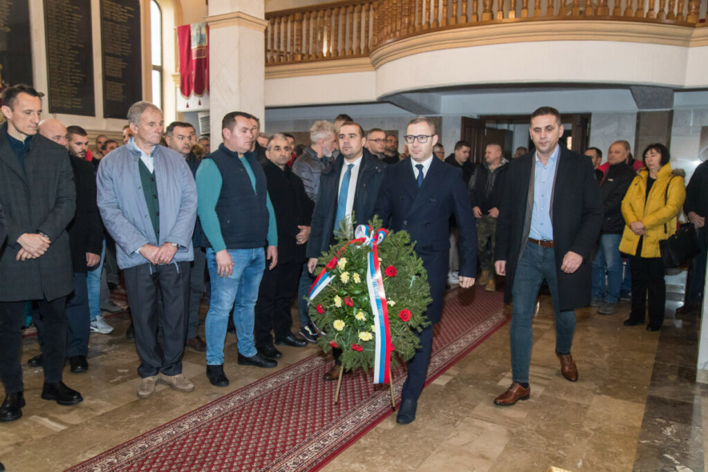 ДАН РЕПУБЛИКЕ СРПСКЕ У ПРЊАВОРУ: Положени вијенци на споменику са 626 уклесаних имена бораца