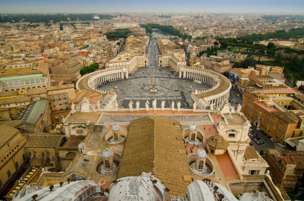НЕМА ПРИСТУПА БАЗИЛИЦИ СВЕТОГ ПЕТРА: Ватикан забранио рад тетовираним службеницима