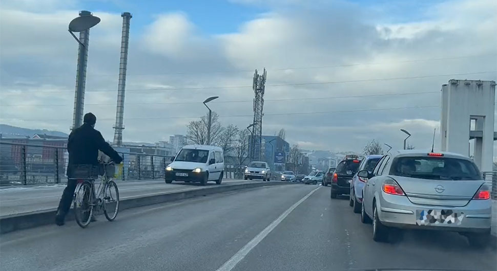 HIT VIDEO IZ BANJALUKE: Auta idu trotoarom, biciklisti trakom za auta (VIDEO)