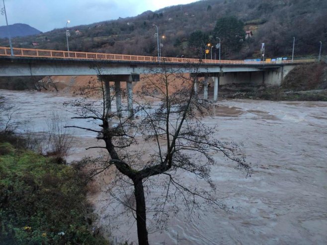EKIPA CIVILNE ZAŠTITE NA TERENU: Nivo Drine u Foči opao za 70 centimetara
