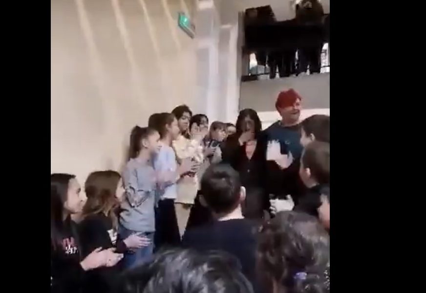 APLAUZ, POLJUPCI I PO KOJA SUZA: Ovako su đaci ispratili nastavnicu Slavicu u penziju (VIDEO)