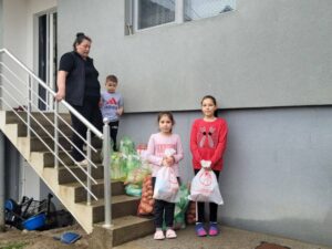 СРПСКА УЗ СВОЈ НАРОД: Николићима уручена помоћ бањалучког Oдбора за помоћ Србима на Космету