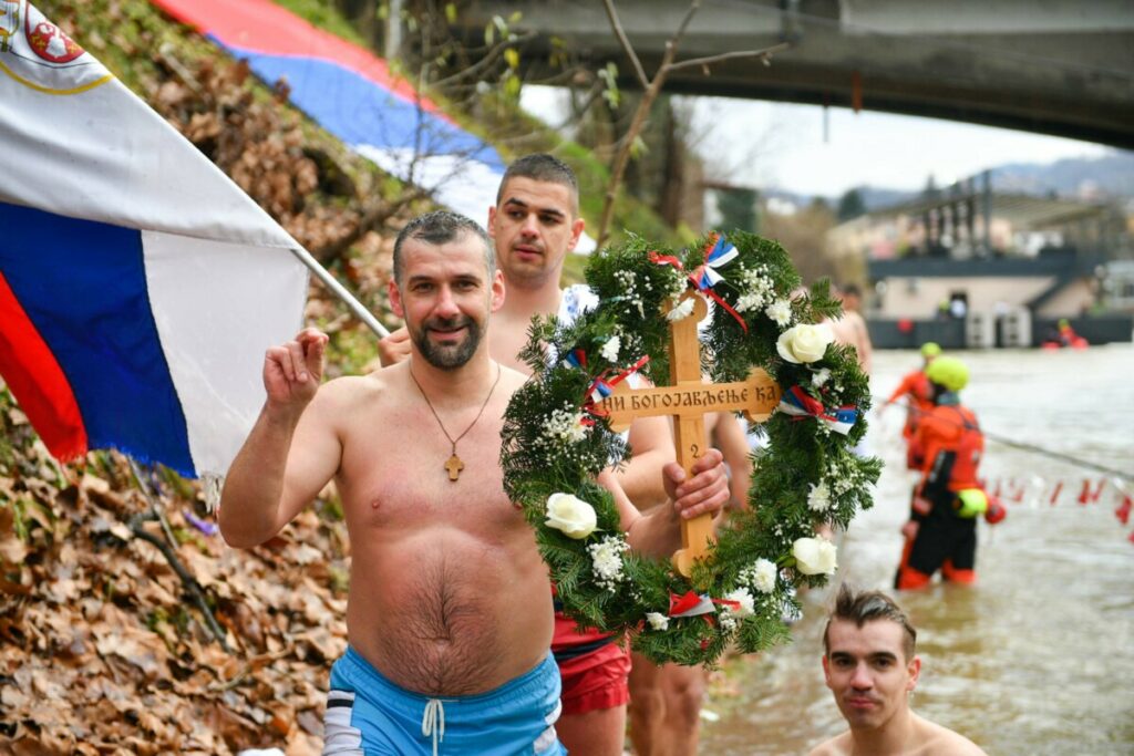 BOGOJAVLJENJE U BANJALUCI: Ognjan Miletić jedini plivao do Časnog krsta (FOTO/VIDEO)