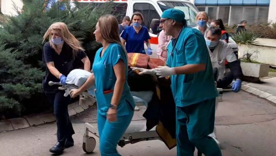 „NOVOSTI“ NA LICU MJESTA: Teško ranjenog Miljana dovoze u kraljevačku bolnicu (FOTO)