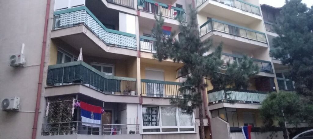 ВИЈОРЕ СЕ ТРОБОЈКЕ У СРПСКОЈ: Грађани и студенти славе 9. јануар (ФОТО)
