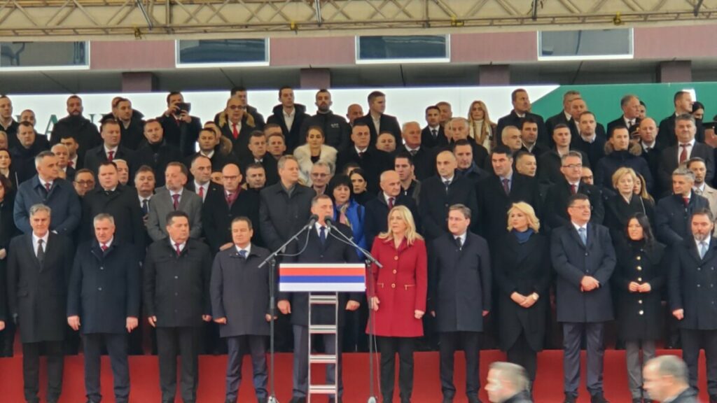 ОДРЖАН СВЕЧАНИ ДЕФИЛЕ ПОВОДОМ ДАНА РЕПУБЛИКЕ Додик: Српска никоме не пријети, своју слободу брани (ФОТО/ВИДЕО)