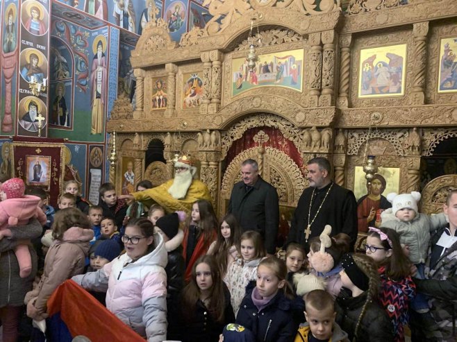 VIŠKOVIĆ SA MJEŠTANIMA PROSLAVIO BADNJE VEČE: Premijer Srpske u crkvi u Milićima uoči najradosnijeg praznika