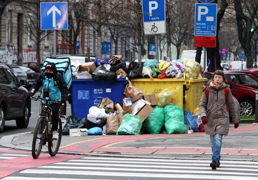 ЗАГРЕБ СЕ ГУШИ У СМЕЋУ: Радници „Чистоће“ штрајкују већ 3. дан, отпад свуда по улицама