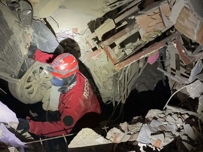 U TOKU AKCIJA SPASAVANJA: Signal da se ispod ruševina zgrade u Hataju nalazi živa osoba
