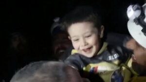 OSMIJEH KOJI JE RAZNEŽIO CIO SVIJET: Pogledajte radost dječaka koji je izvučen iz ruševina nakon 30 sati (VIDEO)