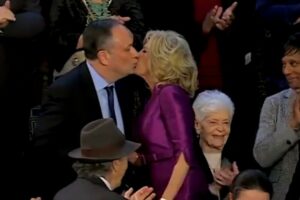 GORI AMERIKA: Supruga američkog predsjednika se na vrlo neprikladan pozdravila sa mužem potpredsjednice SAD (VIDEO)