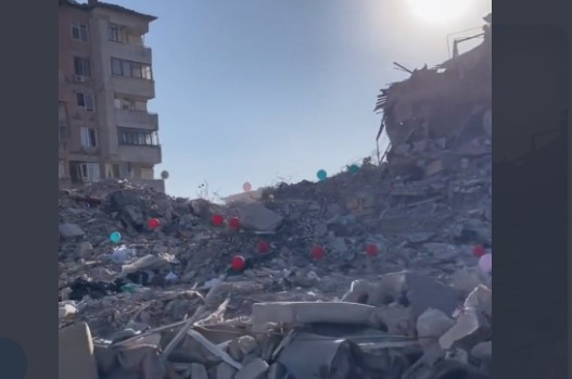 DA SRCE PREPUKNE! Baloni na ruševinama vrtića: Počast za djecu poginulu u zemljotresu u Hataju (VIDEO)