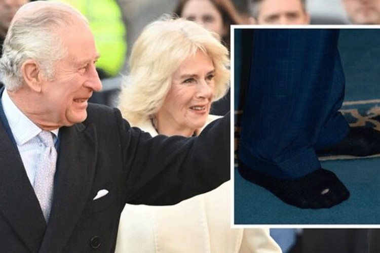 МОДНИ ПРОМАШАЈ: Краљ Чарлс приликом уласка у џамију у Лондону открио рупу на чарапама