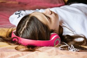 НИЈЕ БЕЗАЛЕНО: Експерти откривају како слушалице утичу на здравље дјетета