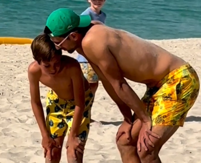 KADA VAM SE LEGENDA PRIDRUŽI: Novak se opuštao na plaži, pa sa djecom igrao fudbal (FOTO)