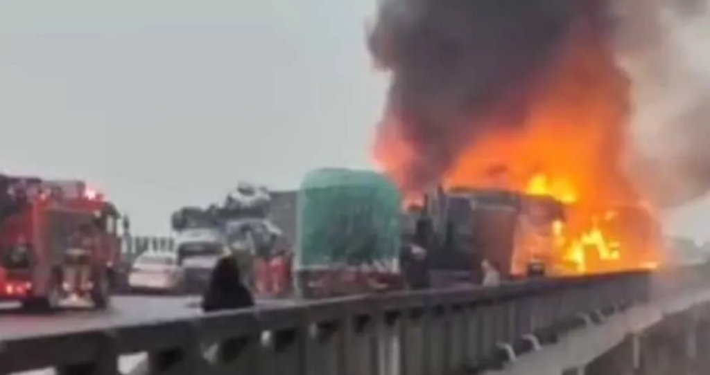 ЈЕЗИВА НЕСРЕЋА У КИНИ: У ланчаном судару погинуло 16 људи, горјели камиони (ВИДЕО)
