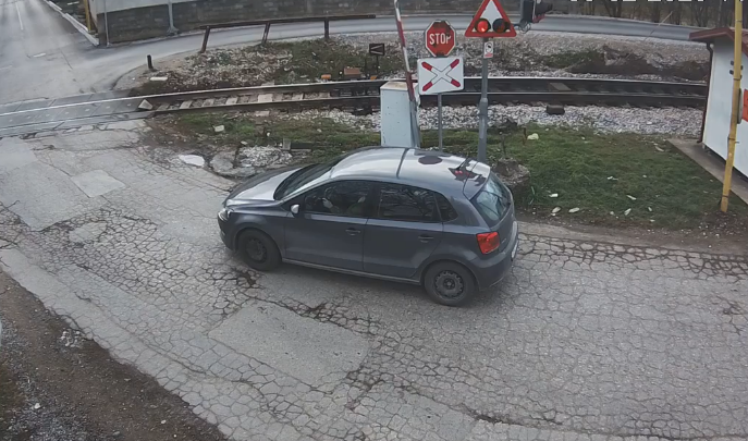 IZBJEGNUTA VELIKA TRAGEDIJA: Zbog nepažnje umalo podletio pod voz u Vrbanji (VIDEO)