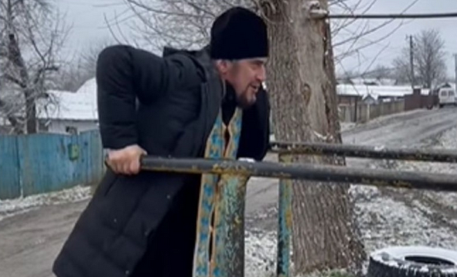 „POPADANJE“ USRED ZIME: Sveštenik vježba u mantiji na snijegu (VIDEO)